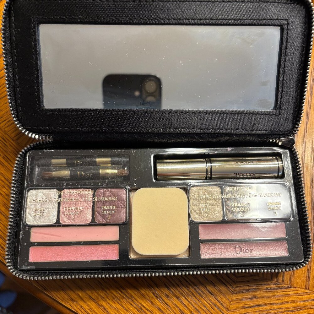 DIOR CANNAGE COUTURE PALETTE WITH ZIPPERED CASE. GREAT FOR TRAVELING